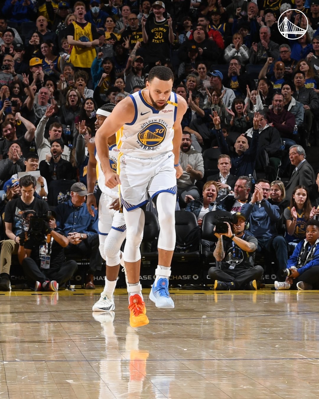 库里在掘金比赛中险胜，战术调整引发热议！