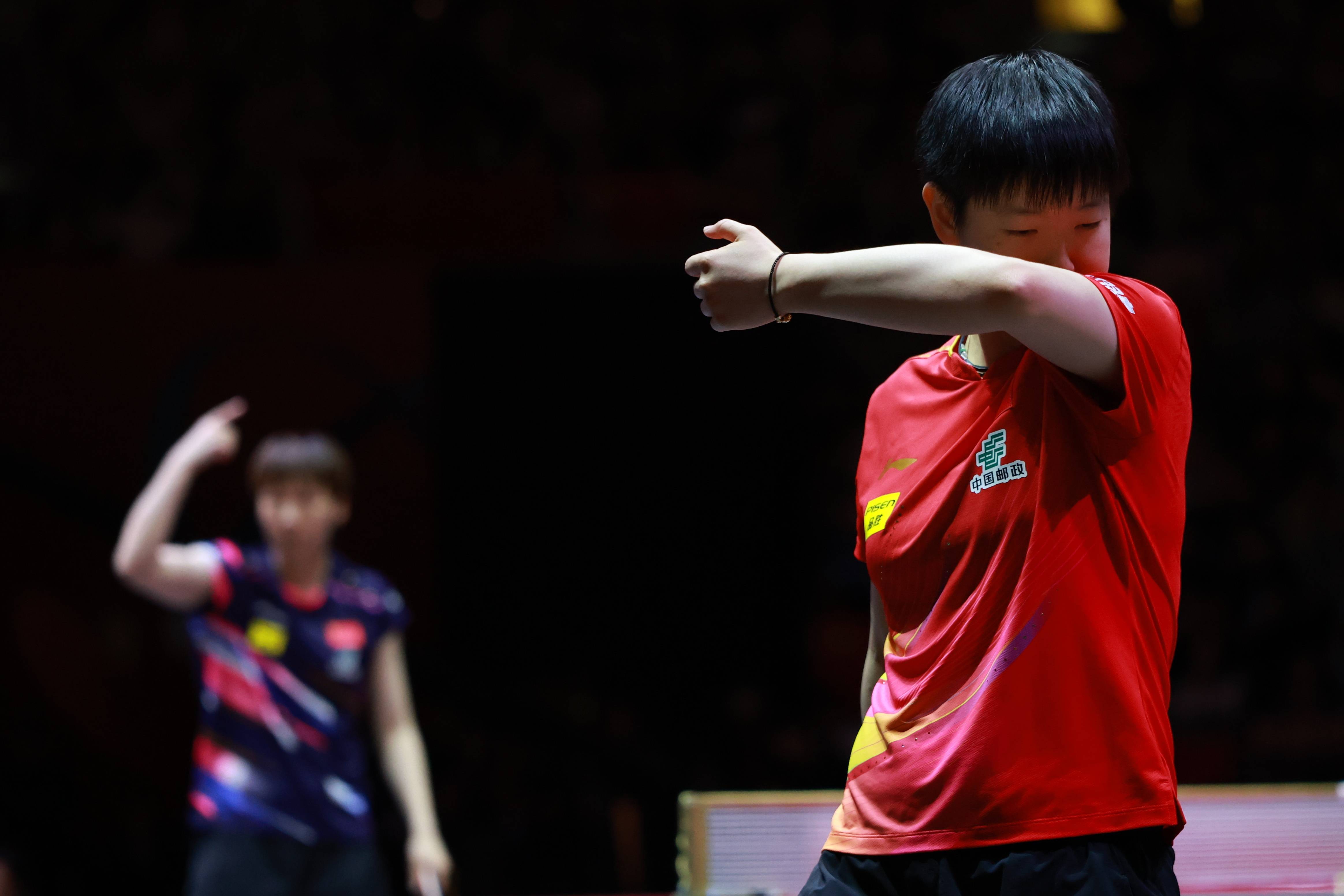 利物浦主场大捷，球员赛后激动庆祝胜利，介绍知道进入.