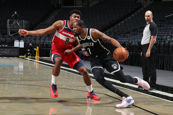 杜兰特回归赛场，突破纪录首场状态亮眼，巴塞罗那观众沸腾！