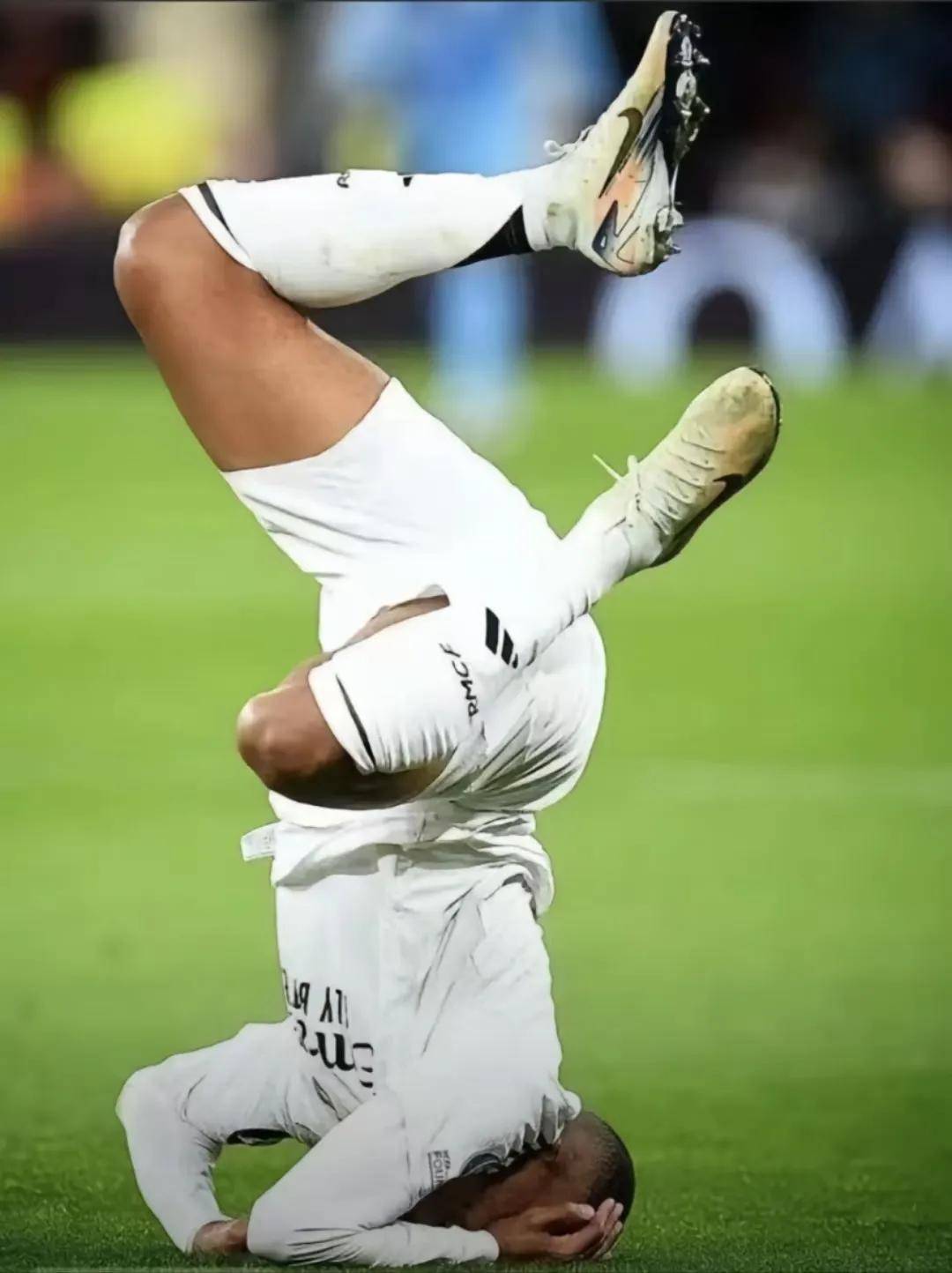 姆巴佩回归赛场，回归赛场首场状态亮眼，利物浦观众沸腾！的简单介绍