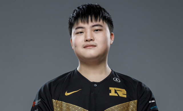 Uzi迎来十五赛季高光表现，瑞士队球迷沸腾！